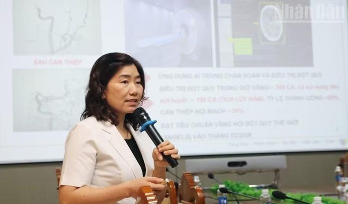 Bác sĩ Đặng Ngọc Thể, Giám đốc Bệnh viện đa khoa Thanh Vũ MEDIC Bạc Liêu báo cáo tóm tắt sự nỗ lực của đơn vị trong nhiều năm qua với lãnh đạo tỉnh. (Ảnh: CTV)