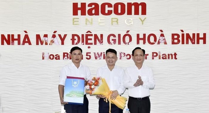 Đồng chí Phạm Văn Thiều, Phó Bí thư Tỉnh ủy, Chủ tịch Hội đồng nhân dân tỉnh Cà Mau tặng hoa và chúc mừng đại diện lãnh đạo Nhà máy điện gió Hòa Bình tại địa phận xã Vĩnh Hậu. (Ảnh: CTV)