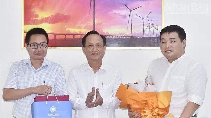 Đồng chí Phạm Văn Thiều, Phó Bí thư Tỉnh ủy, Chủ tịch Hội đồng nhân dân tỉnh Cà Mau tặng hoa và chúc mừng đại diện lãnh đạo Công ty cổ phần điện gió Bắc Phương tại vùng ven biển của tỉnh. (Ảnh: CTV)