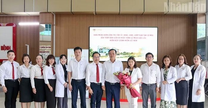Lãnh đạo tỉnh Cà Mau với Ban lãnh đạo và cán bộ, nhân viên Bệnh viện đa khoa Thanh Vũ MEDIC Bạc Liêu. (Ảnh: CTV).