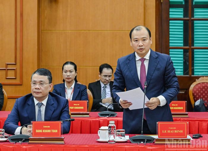 Đồng chí Lê Hải Bình, Phó Giám đốc Thường trực Học viện Chính trị quốc gia Hồ Chí Minh phát biểu tại cuộc tiếp. (Ảnh: DUY LINH)