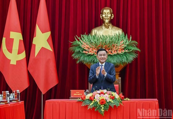 Thường trực Ban Bí thư Trần Cẩm Tú chủ trì cuộc tiếp đoàn cán bộ cấp cao Đảng Nhân dân Cách mạng Lào. (Ảnh: DUY LINH)