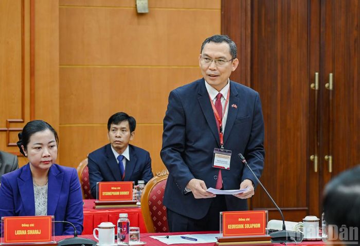 Đồng chí Keovisouk Solaphom, Phó Bí thư Đảng ủy, Thứ trưởng Công nghệ và Truyền thông Lào phát biểu tại cuộc tiếp. (Ảnh: DUY LINH)