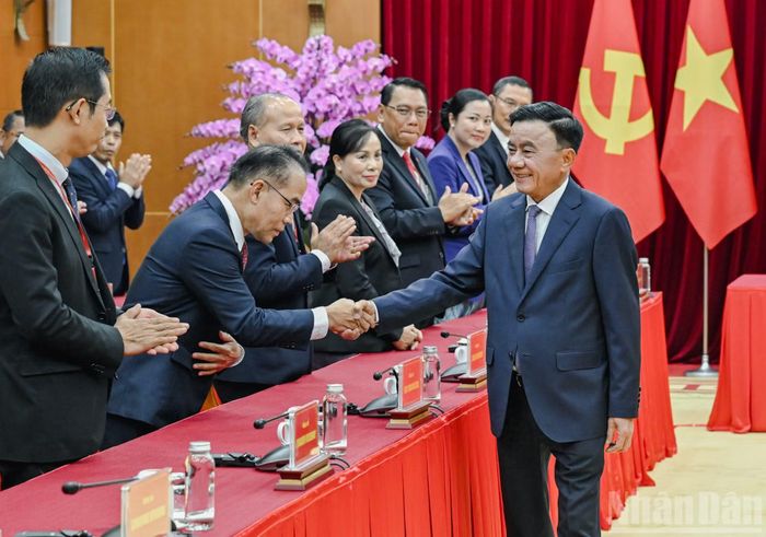 Thường trực Ban Bí thư Trần Cẩm Tú với các cán bộ cấp cao Đảng Nhân dân Cách mạng Lào. (Ảnh: DUY LINH)
