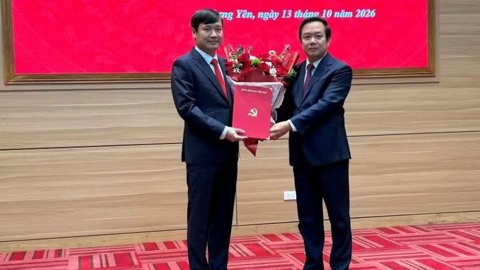 Bí thư Tỉnh ủy Hưng Yên Phạm Quang Ngọc trao Quyết định điều động, bổ nhiệm đồng chí Nguyễn Tuấn Phong, Tỉnh ủy viên, Chánh Văn phòng Tỉnh ủy giữ chức Trưởng Ban Tuyên giáo Tỉnh ủy Hưng Yên. (Ảnh: PHẠM HÀ)