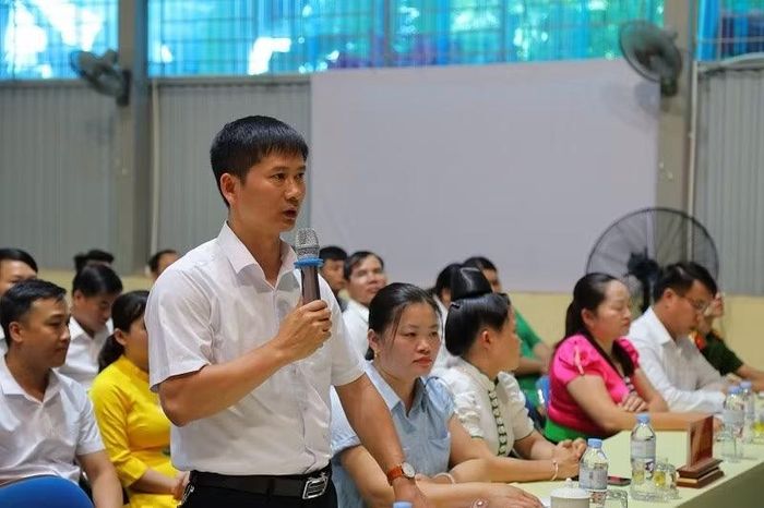 Cử tri xã Thanh An nêu các kiến nghị về chế độ chính sách dành cho viên chức Trung tâm Dịch vụ tổng hợp xã. (Ảnh: LÊ LAN)