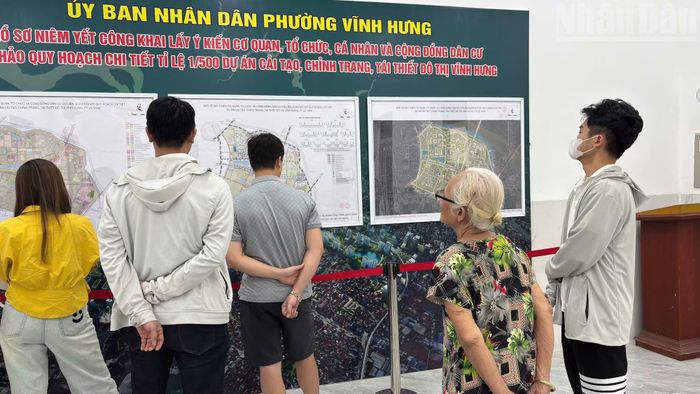 Theo ghi nhận của phóng viên, sáng 14/10, người dân phường Vĩnh Hưng, Hà Nội, đến các điểm niêm yết dự thảo quy hoạch chi tiết tỷ lệ 1/500 dự án cải tạo, chỉnh trang, tái thiết đô thị Vĩnh Hưng để tìm hiểu, góp ý.