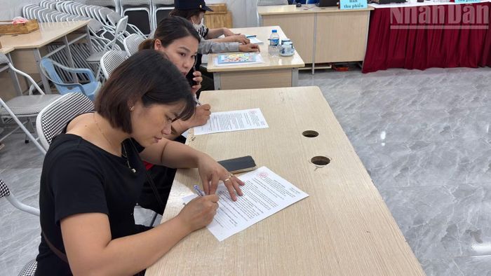Đến ngày 1/11, người dân phường Vĩnh Hưng tiếp tục nghiên cứu hồ sơ, gửi ý kiến tại các điểm niêm yết hoặc tham gia hội nghị do địa phương tổ chức.