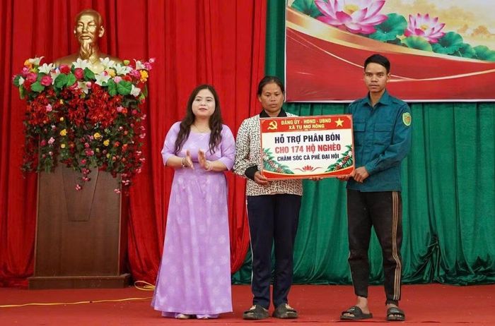 Trao biểu trưng hỗ trợ phân bón cho hộ nghèo chăm sóc cà-phê. (Ảnh: BT)