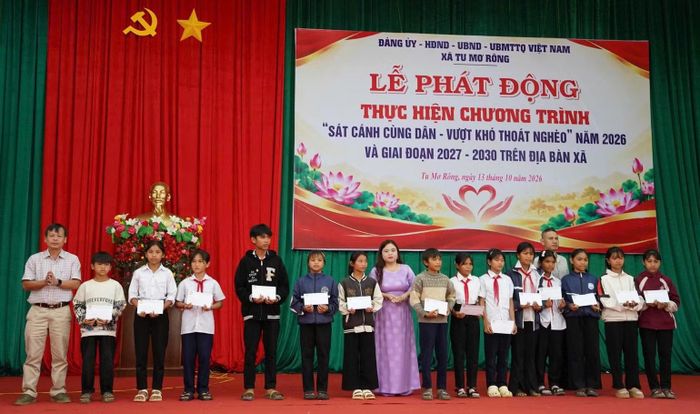 Trao học bổng cho các học sinh là con hộ nghèo. (Ảnh: BT)