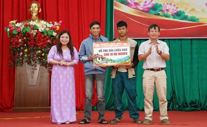 Lãnh đạo xã Tu Mơ Rông trao biểu trưng hỗ trợ sửa chữa nhà ở cho 2 hộ có hoàn cảnh khó khăn. (Ảnh: BT)