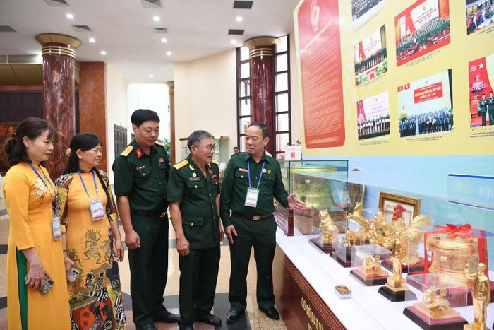 Sản phẩm thủ công mỹ nghệ của cựu chiến binh từ Phong trào "Cựu chiến binh giúp nhau giảm nghèo, làm kinh tế giỏi". (Ảnh: MINH SƠN)