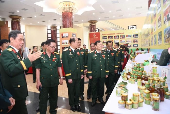 Lãnh đạo Trung ương Hội Cựu chiến binh Việt Nam tham quan gian hàng trưng bày sản phẩm từ Phong trào "Cựu chiến binh giúp nhau giảm nghèo, làm kinh tế giỏi". (Ảnh: MINH SƠN)