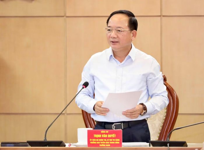 Đồng chí Trịnh Văn Quyết, Ủy viên Bộ Chính trị, Bí thư Trung ương Đảng, Trưởng ban Tuyên giáo Trung ương, Trưởng đoàn Giám sát phát biểu tại hội nghị. (Ảnh: NGUYỄN MẠNH)