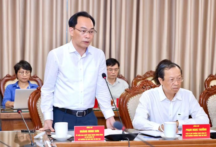Bộ trưởng Giáo dục và Đào tạo Hoàng Minh Sơn phát biểu tại hội nghị. (Ảnh: NGUYỄN MẠNH)