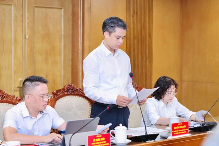 Đồng chí Nguyễn Văn Chiến, Phó Trưởng ban Tuyên giáo Trung ương, Phó Trưởng đoàn Thường trực công bố Quyết định số 401-QĐNS/TW và Kế hoạch giám sát của Ban Bí thư. (Ảnh: NGUYỄN MẠNH)
