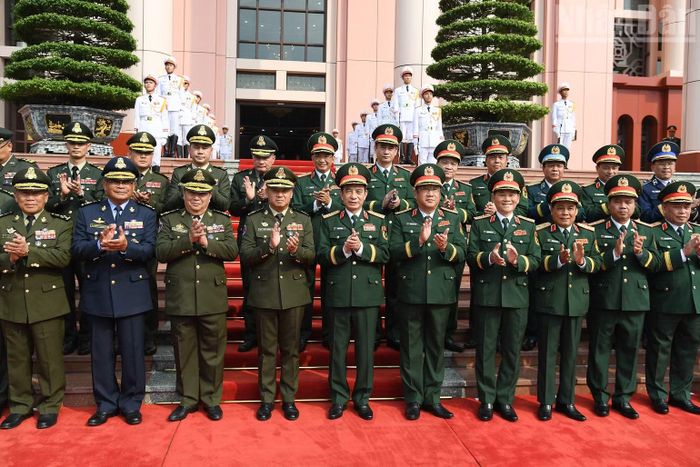 Đại biểu hai đoàn chụp ảnh chung.