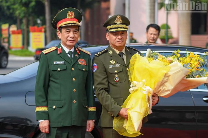 Đại tướng Phan Văn Giang đón Đại tướng Tea Seiha.
