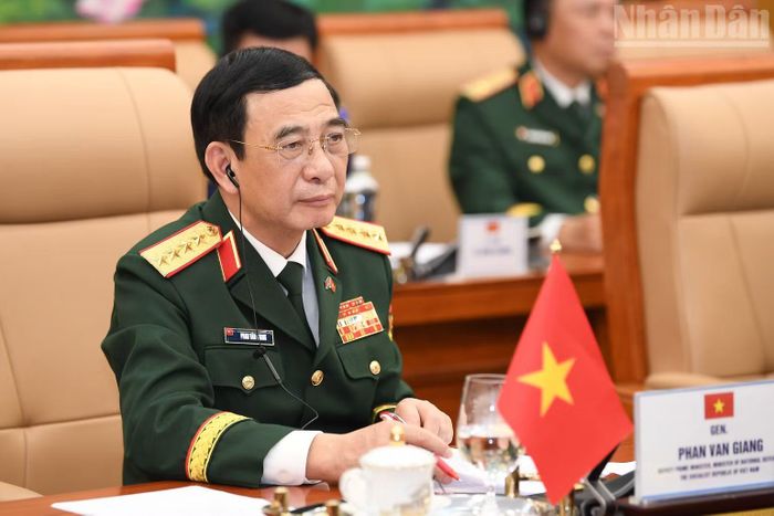 Đại tướng Phan Văn Giang, Ủy viên Bộ Chính trị, Phó Bí thư Quân ủy Trung ương, Phó Thủ tướng Chính phủ, Bộ trưởng Quốc phòng phát biểu tại hội đàm.