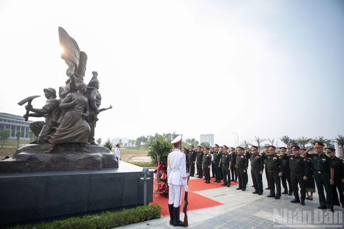 Đại tướng Khamliang Outhakaysone cùng đoàn dâng hoa và nghe giới thiệu về Cụm tượng Tình đoàn kết, hữu nghị Việt Nam-Lào. (Ảnh: THẾ ĐẠI)