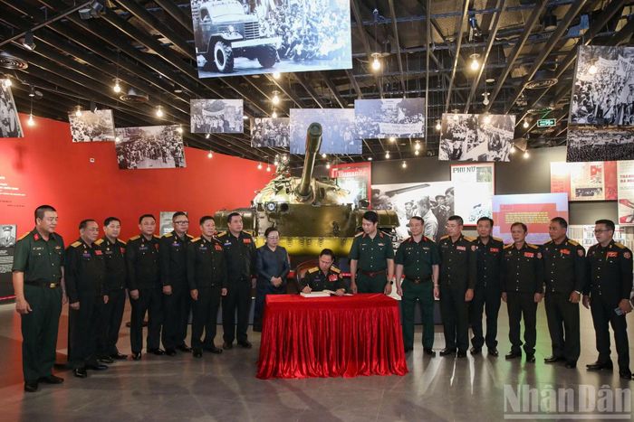 Đại tướng Khamliang Outhakaysone ghi sổ cảm tưởng tại Bảo tàng. (Ảnh: THẾ ĐẠI)