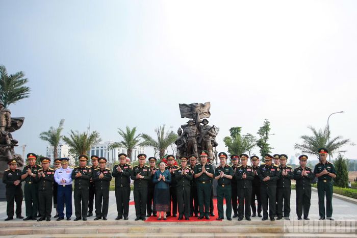 Đoàn công tác chụp ảnh lưu niệm tại Cụm tượng Tình đoàn kết hữu nghị Việt Nam-Lào. (Ảnh: THẾ ĐẠI)