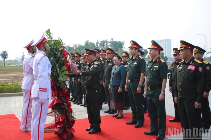  Đại tướng Khamliang Outhakaysone cùng đoàn dâng hoa và nghe giới thiệu về Cụm tượng Tình đoàn kết, hữu nghị Việt Nam-Lào﻿. (Ảnh: THẾ ĐẠI) 