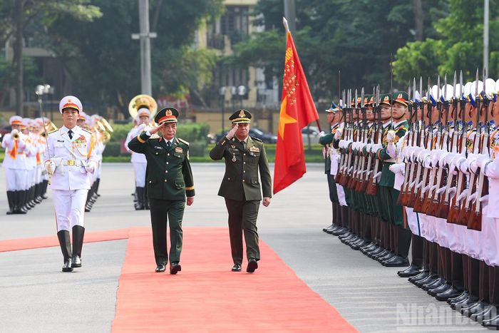  Đại tướng Phan Văn Giang, Ủy viên Bộ Chính trị, Phó Bí thư Quân ủy Trung ương, Phó Thủ tướng Chính phủ, Bộ trưởng Quốc phòng và Đại tướng Tea Seiha, Phó Thủ tướng, Bộ trưởng Quốc phòng Vương quốc Campuchia﻿ duyệt đội danh dự Quân đội nhân dân Việt Nam. (Ảnh: THẾ ĐẠI) 