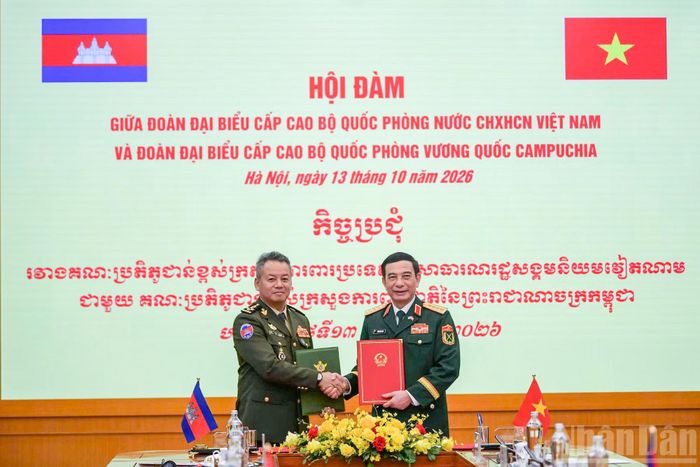 Đại tướng Phan Văn Giang và Đại tướng Tea Seiha trao Biên bản hợp tác năm 2027 giữa Bộ Quốc phòng hai nước. (Ảnh: THẾ ĐẠI)