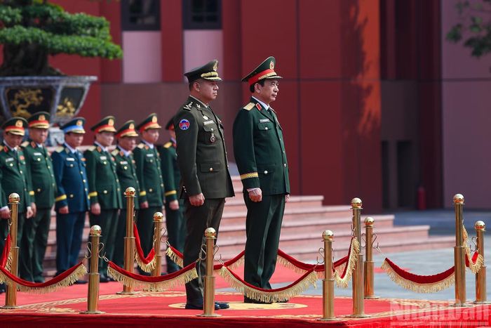  Đại tướng Phan Văn Giang, Ủy viên Bộ Chính trị, Phó Bí thư Quân ủy Trung ương, Phó Thủ tướng Chính phủ, Bộ trưởng Quốc phòng và Đại tướng Tea Seiha, Phó Thủ tướng, Bộ trưởng Quốc phòng Vương quốc Campuchia﻿ tại lễ đón. (Ảnh: THẾ ĐẠI) 