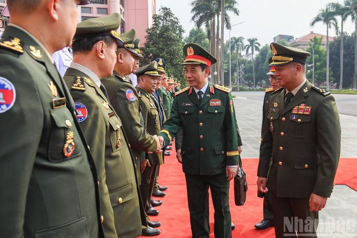 Đại tướng Phan Văn Giang và Đại tướng Tea Seiha cùng đại biểu hai nước. (Ảnh: THẾ ĐẠI)