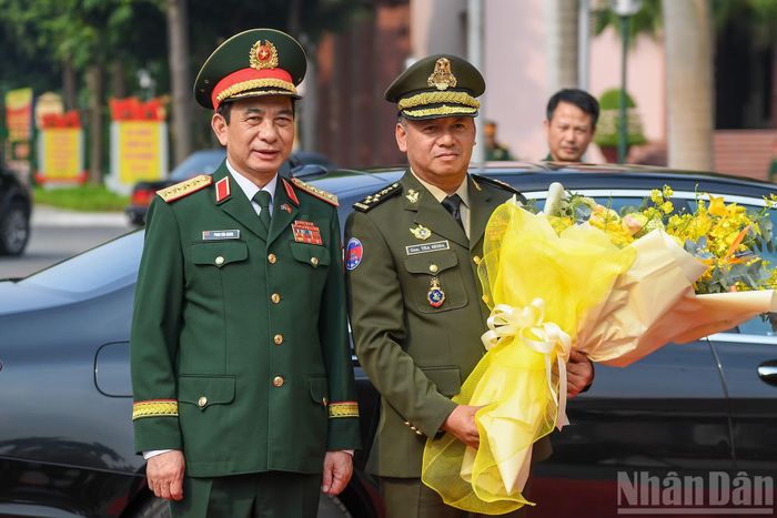 Đại tướng Phan Văn Giang, Ủy viên Bộ Chính trị, Phó Bí thư Quân ủy Trung ương, Phó Thủ tướng Chính phủ, Bộ trưởng Quốc phòng đón Đại tướng Tea Seiha, Phó Thủ tướng, Bộ trưởng Quốc phòng Vương quốc Campuchia. (Ảnh: THẾ ĐẠI)