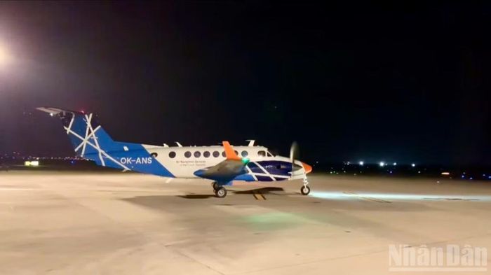 Tàu bay Beechcraft B300/B350 thực hiện nhiệm vụ bay kiểm tra, hiệu chuẩn các hệ thống dẫn đường và đèn tín hiệu hàng không tại Cảng Hàng không quốc tế Long Thành. (Ảnh: THÙY DUNG)