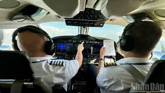 Phi công thực hiện các bài bay kiểm tra, hiệu chuẩn tại Long Thành. (Ảnh: THÙY DUNG)