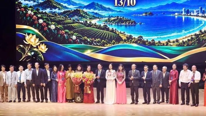 Chủ tịch Ủy ban nhân dân tỉnh Phạm Anh Tuấn tặng hoa chúc mừng Ban chấp hành Hiệp hội Doanh nghiệp Gia Lai nhiệm kỳ 2026-2030. (Ảnh: LƯƠNG TÙNG)