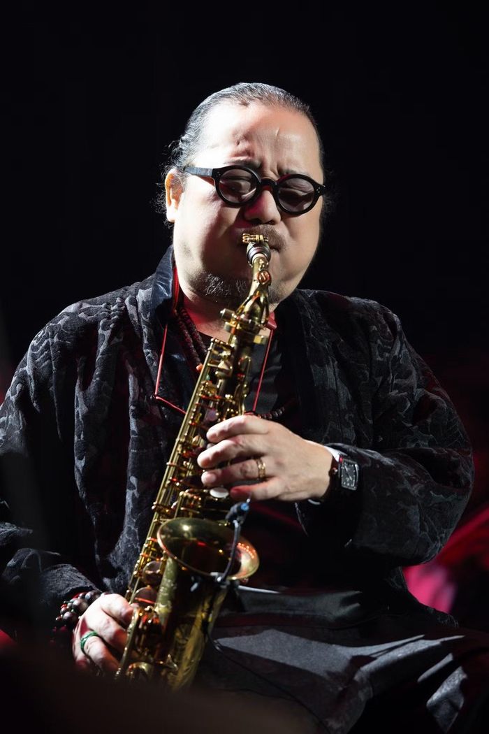 Nghệ sĩTrần Mạnh Tuấn mang đến các giai điệu đẹp bằng tiếng kèn saxophone (Ảnh: HAA).
