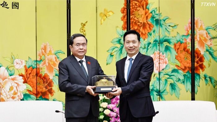 Chủ tịch Quốc hội Trần Thanh Mẫn tặng quà lưu niệm Bí thư Tỉnh ủy, Chủ nhiệm Ủy ban Thường vụ Nhân đại tỉnh Thiểm Tây (Trung Quốc) Triệu Nhất Đức. (Ảnh: Doãn Tấn/TTXVN)