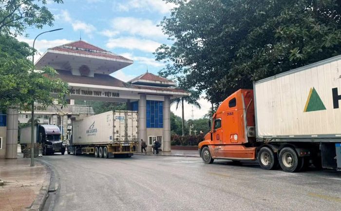 Hoạt động xuất nhập khẩu qua Cửa khẩu quốc tế Thanh Thủy. (Ảnh: KHÁNH TOÀN)