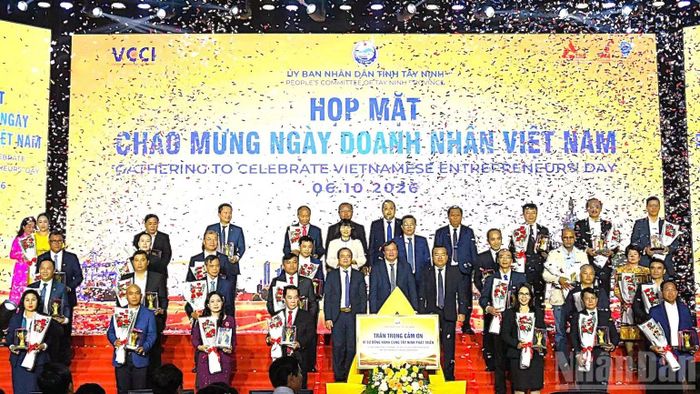 Tây Ninh tri ân cộng đồng doanh nghiệp, doanh nhân tiếp tục đồng hành cùng chính quyền, góp phần hiện thực mục tiêu phát triển kinh tế-xã hội nhân kỷ niệm Ngày Doanh nhân Việt Nam. (Ảnh: THANH PHONG)