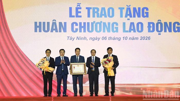 Lãnh đạo tỉnh Tây Ninh thừa ủy quyền của Thủ tướng Chính phủ trao tặng Huân chương Lao động cho doanh nghiệp nhân kỷ niệm Ngày Doanh nhân Việt Nam. (Ảnh: THANH PHONG)