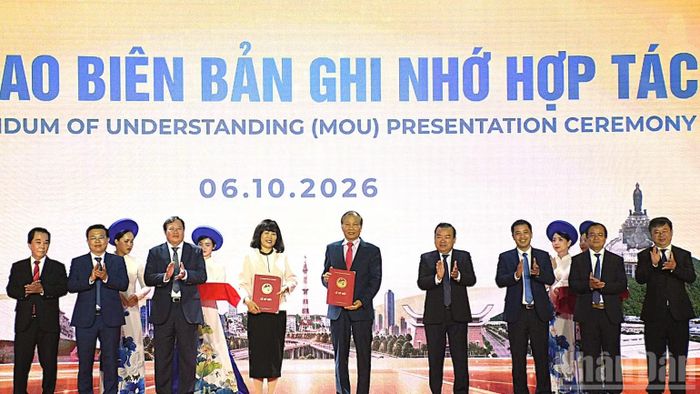 Lãnh đạo tỉnh Tây Ninh chứng kiến doanh nghiệp FDI trao bản ghi nhớ hợp tác tỉnh Tây Ninh. (Ảnh: THANH PHONG)