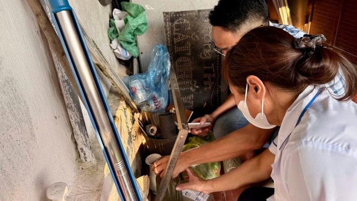 Cán bộ y tế kiểm tra các khu vực có nguy cơ phát sinh muỗi truyền bệnh. (Ảnh: YẾN TRINH)