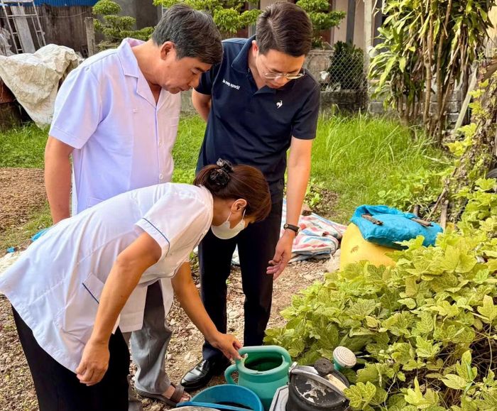 Ngành y tế tỉnh tăng cường kiểm tra, giám sát, hướng dẫn các địa phương triển khai biện pháp phòng, chống sốt xuất huyết. (Ảnh: YẾN TRINH)