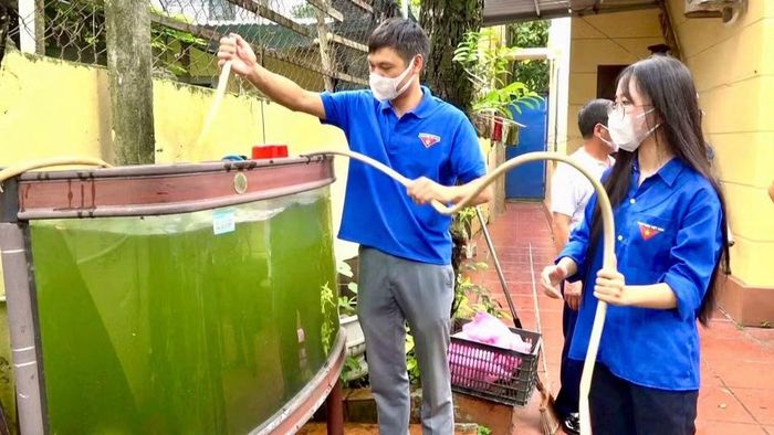 Lực lượng đoàn viên thanh niên phường Nam Định giúp các hộ dân vệ sinh nơi ở. (Ảnh: YẾN TRINH)