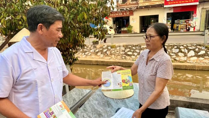 Trạm y tế các xã, phường phát tờ rơi tuyên truyền tới các hộ dân. (Ảnh: YẾN TRINH)