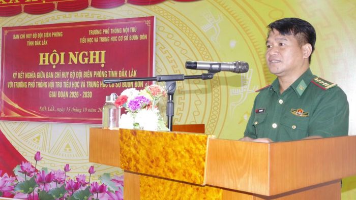 Đại tá Rơ Lan Ngân, Phó Chính ủy Ban Chỉ huy Bộ đội Biên phòng tỉnh Đắk Lắk phát biểu tại hội nghị. (Ảnh: DÂN QUÂN)