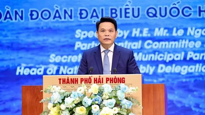 Đồng chí Lê Ngọc Châu, Ủy viên Trung ương Đảng, Bí thư Thành ủy, Trưởng Đoàn đại biểu Quốc hội thành phố Hải Phòng phát biểu tại hội nghị. (Ảnh: VIỆT CƯỜNG)
