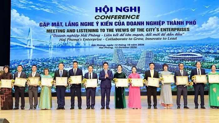 Khen thưởng các doanh nghiệp tiêu biểu có nhiều đóng góp vào sự phát triển của Hải Phòng thời gian qua. (Ảnh: VIỆT CƯỜNG)
