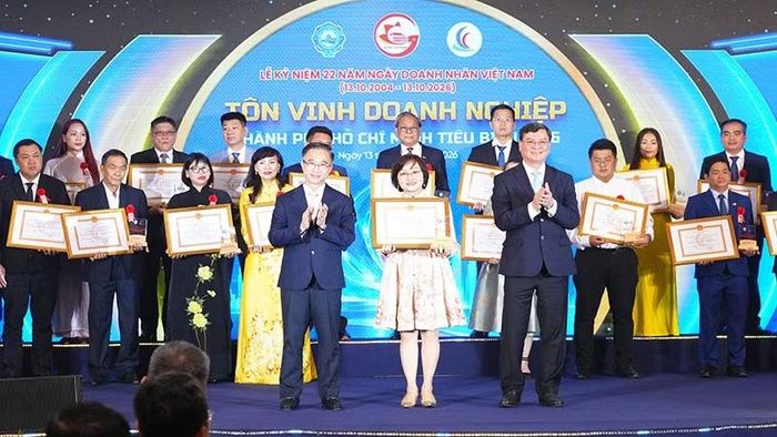 Lãnh đạo Thành phố Hồ Chí Minh trao danh hiệu “Doanh nghiệp Thành phố Hồ Chí Minh tiêu biểu” năm 2026 cho đại diện các doanh nghiệp. (Ảnh: CTV)