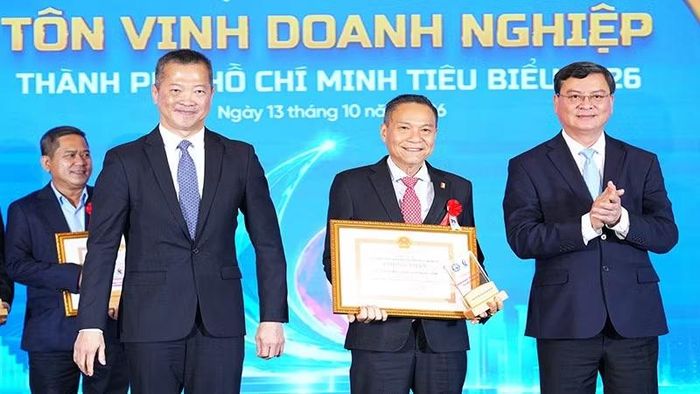 Đại diện Ban tổ chức trao danh hiệu “Doanh nghiệp Thành phố Hồ Chí Minh tiêu biểu” năm 2026 cho đại diện các doanh nghiệp. (Ảnh: CTV)